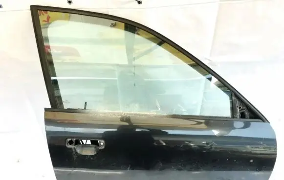 Audi A4 S4 B5 8D Front door juoda