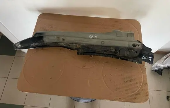 Audi Q7 4L Fender mounting bracket 4l0805157b