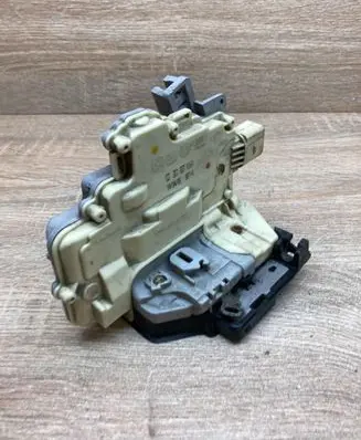 Volkswagen PASSAT B6 Front door lock 3C1837016A