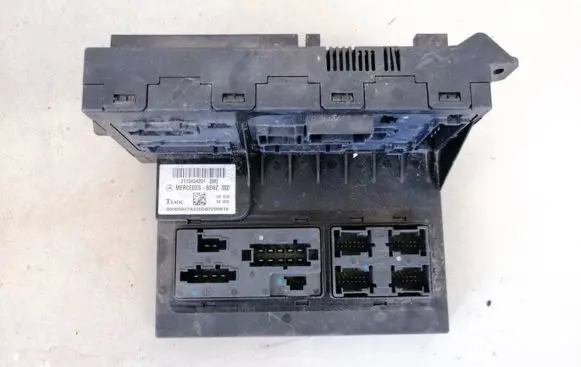 Mercedes-Benz CLS C219 Fuse box set 2115454201