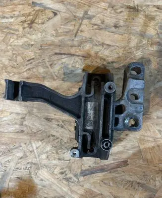 Volkswagen PASSAT B8 Engine mount bracket 5Q0199262BH