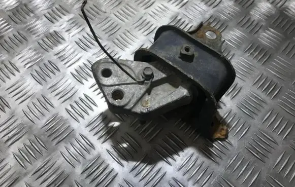Toyota Yaris Engine mount bracket 123620j010 12362-0j010