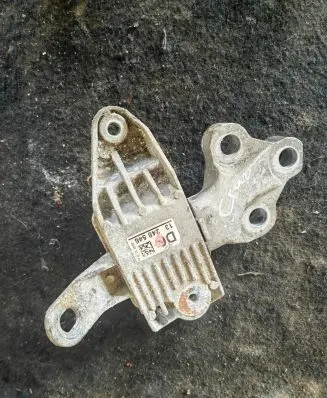 Chevrolet Cruze Engine mount bracket 13248546