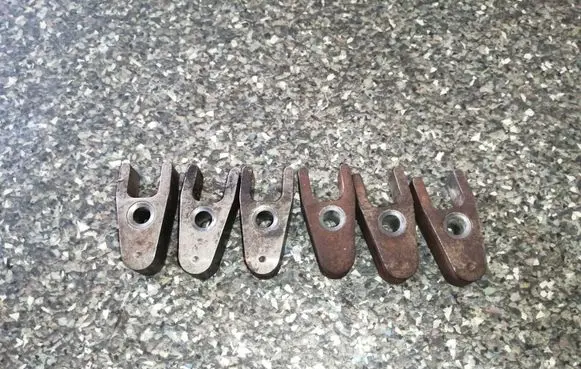 Chrysler 300 - 300C Fuel Injector clamp holder
