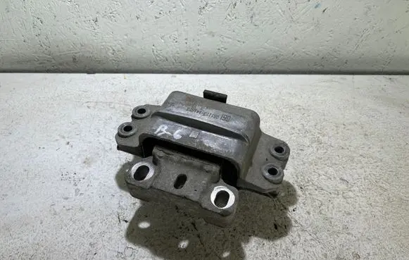 Volkswagen PASSAT B6 Engine mount bracket 3C0199555