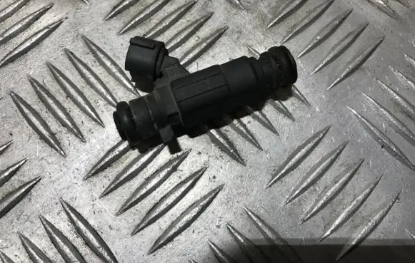 Audi A8 S8 D3 4E Fuel injector 0280156180 079133551b