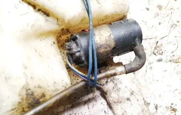 Mazda 626 Windscreen/windshield washer pump