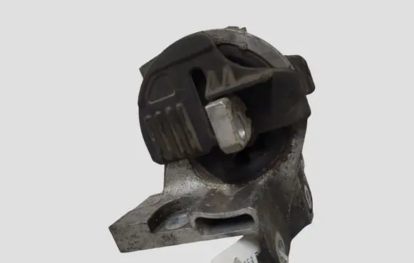 Peugeot 607 Engine mount bracket