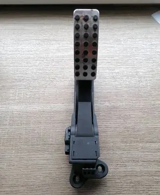 Mercedes-Benz ML W164 Accelerator throttle pedal A1643000004 ZGS009 121596