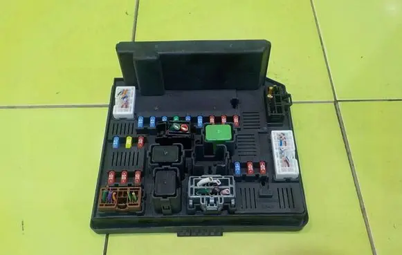 Nissan Qashqai Fuse box set 284B7JD02D BEZPIECZNIKOW