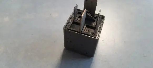 Volkswagen PASSAT B5.5 Other relay 8D0951253