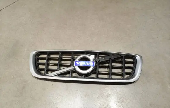 Volvo V70 Front bumper upper radiator grill 31283895