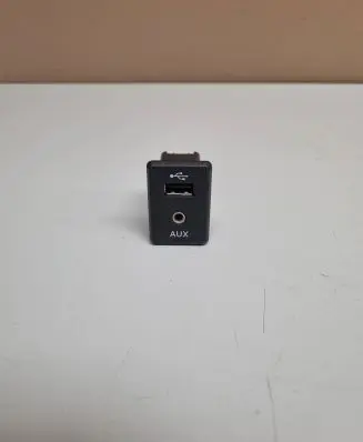Nissan Qashqai AUX in-socket connector 795405004 500442617135