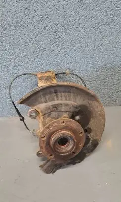 Nissan Qashqai Front wheel hub spindle knuckle