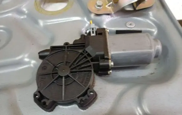 Nissan Qashqai Front door window regulator motor 