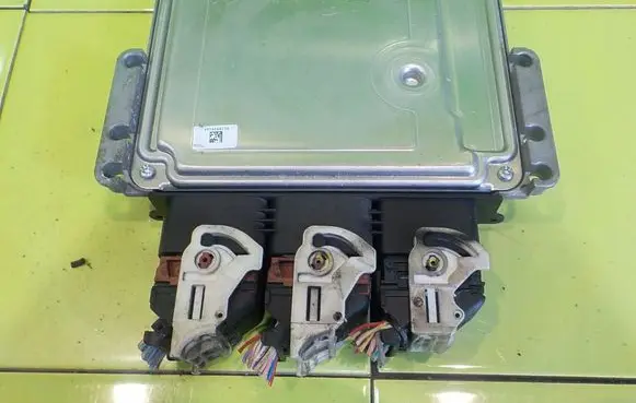 Peugeot 208 I Engine control unit/module 9806002180