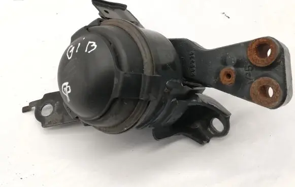 Toyota Yaris Engine mount bracket