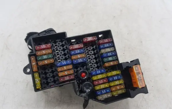 Volkswagen Touareg I Fuse module 7L0941828 7L0941824