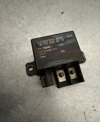 Mercedes-Benz E W211 Charging relay A0025423819 V23132A2001X14