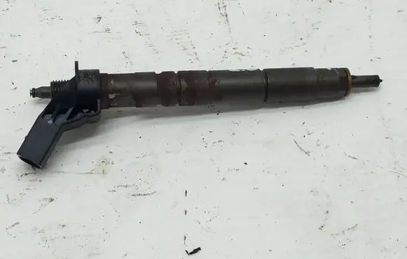 Opel Insignia A Fuel injector 55565209