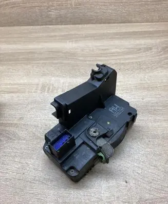 Opel Astra G Front door lock 90561154