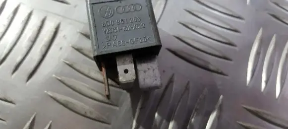 Volkswagen PASSAT B5.5 Other relay 8d0951253 v23134-j52-x300