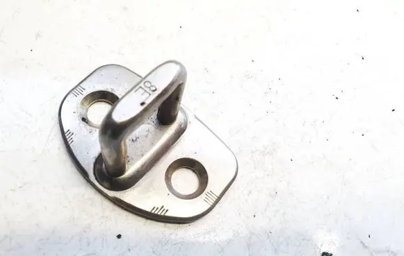 Volkswagen PASSAT B5 Rear door lock loop/hook striker 8E0837033