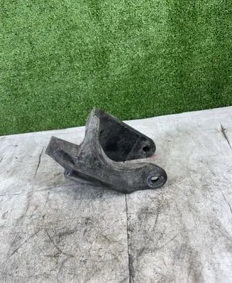 Engine mounting bracket