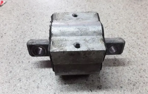 Mercedes-Benz E W211 Engine mount bracket 742710220240