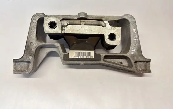Mercedes-Benz A W176 Engine mount bracket A2462402517 586734