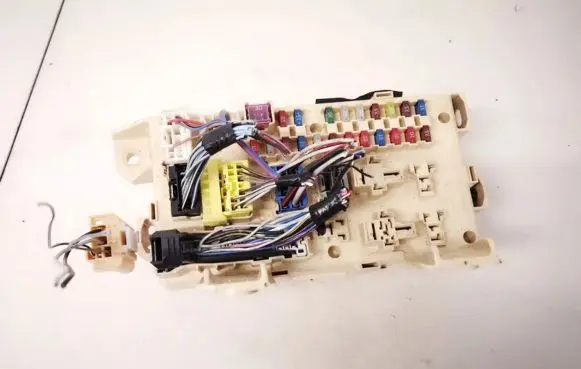 Toyota Avensis Verso Fuse box set 89221-44030