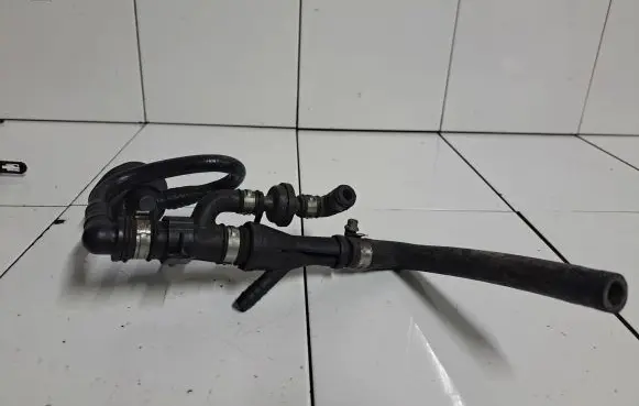 Volkswagen PASSAT B5 Vacuum valve 058133753B