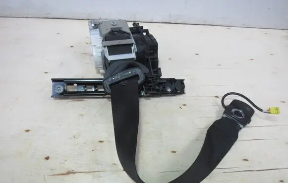 Mercedes-Benz S W221 Front seatbelt A2218600886