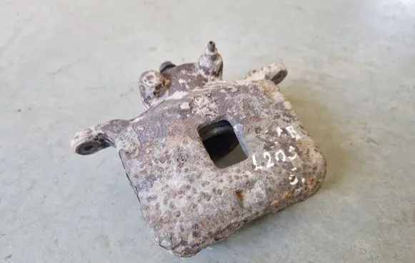 Mitsubishi L200 Front brake caliper