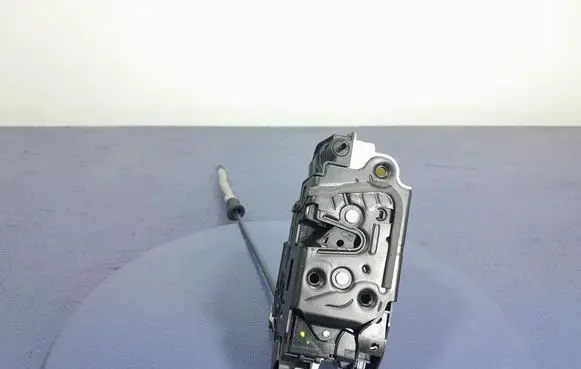 Volkswagen Tiguan Front door lock 5N1837016F