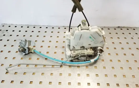 Honda FR-V Front door lock