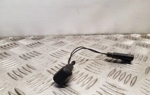 Windshield washer spray nozzle