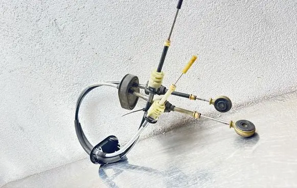 Opel Insignia A Gear shift cable linkage 55488642