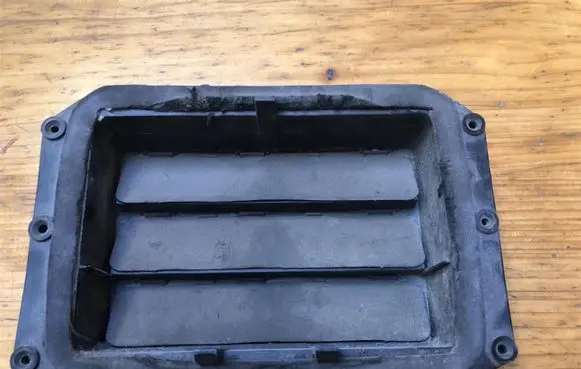 Quarter panel pressure vent