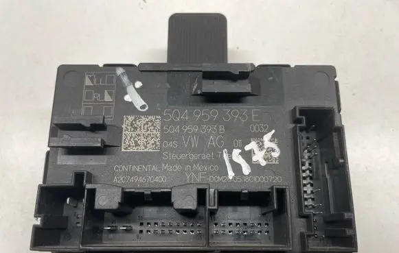Volkswagen Tiguan Door control unit/module 5Q4959393E