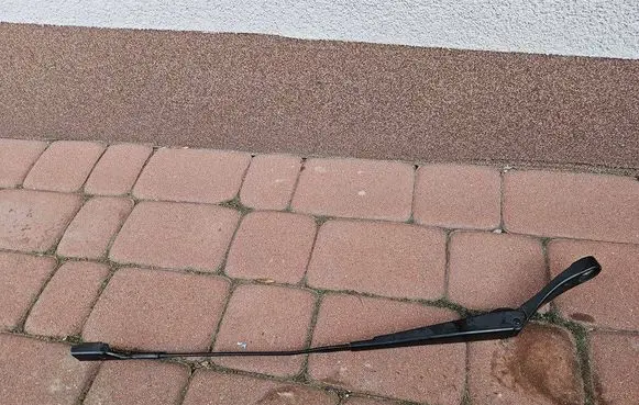 Opel Astra K Front wiper blade arm 13418990