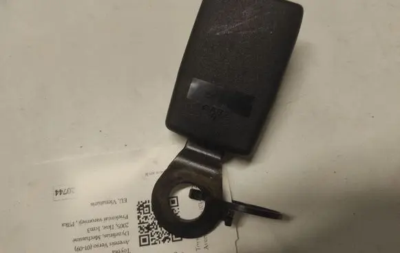 Toyota Avensis Verso Middle seatbelt buckle (rear)