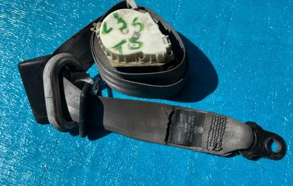 Volkswagen Transporter - Caravelle T5 Rear seatbelt 7H0857811A
