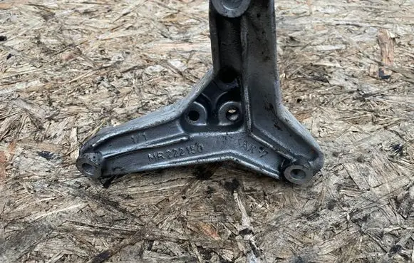 Volvo S40, V40 Engine mounting bracket MR222150