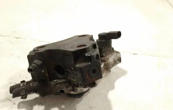 Mercedes-Benz E W211 Fuel injection high pressure pump A6110701401 0445010048
