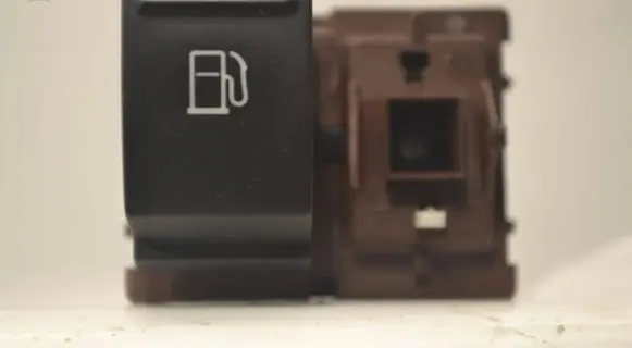 Volkswagen Touareg I Fuel tank opening switch 8E0669602C ST08690