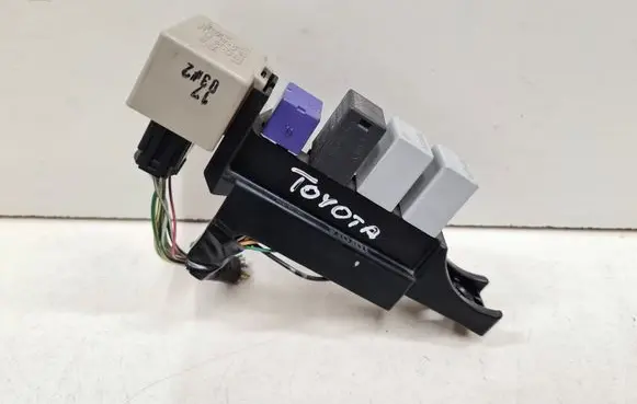 Toyota Avensis T250 Relay mounting block 8198005040 MB0665005341 9008087019