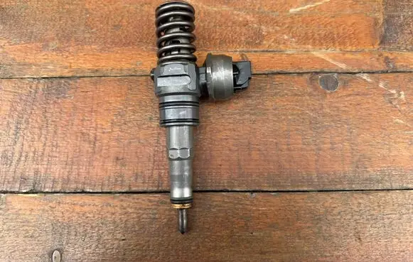 Volkswagen Transporter - Caravelle T5 Fuel injector 070130073R 0414720310