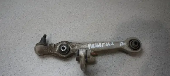 Volkswagen PASSAT B5 Front lower control arm/wishbone