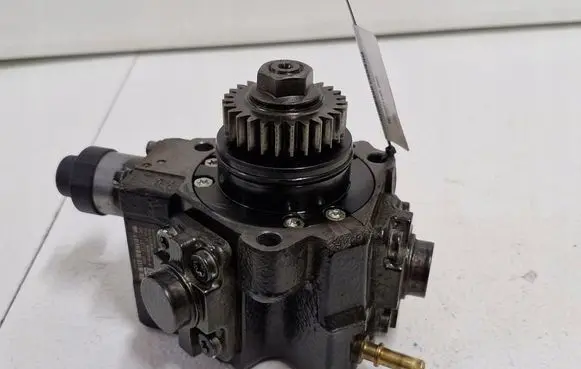 Renault Trafic III (X82) Fuel injection high pressure pump 167005114R